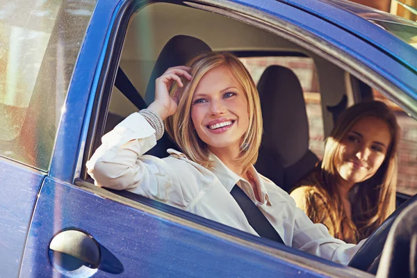 Auto Reise Und Freunde Lächeln Glücklich Und Auf Städtereise Transport — Stockfoto