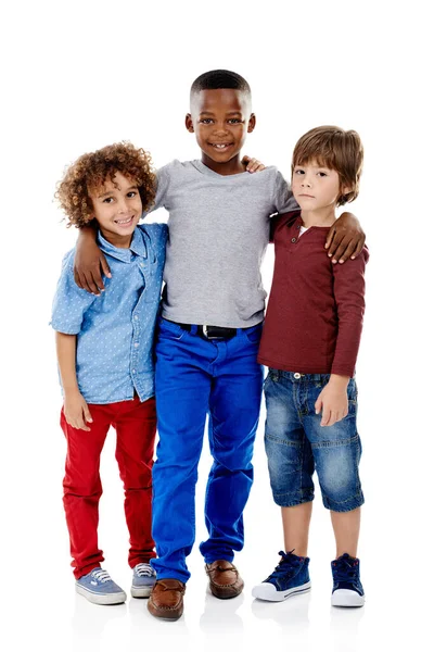 Ψυχραιμία Παιδιά Στιγμιότυπο Τριών Χαριτωμένων Αγοριών Που Ποζάρουν Μαζί Λευκό — Φωτογραφία Αρχείου