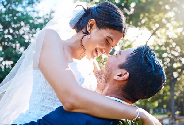 Fröhlicher Bräutigam Hebt Braut Und Genießt Romantische Momente Ihrem Hochzeitstag — Stockfoto