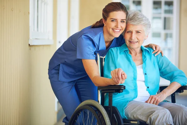 病院の車椅子の肖像画 介護者や高齢者の女性は クリニックでの支援のための高齢者の患者を支援します 障害のある高齢者と話す幸せ 医療社会福祉士 — ストック写真