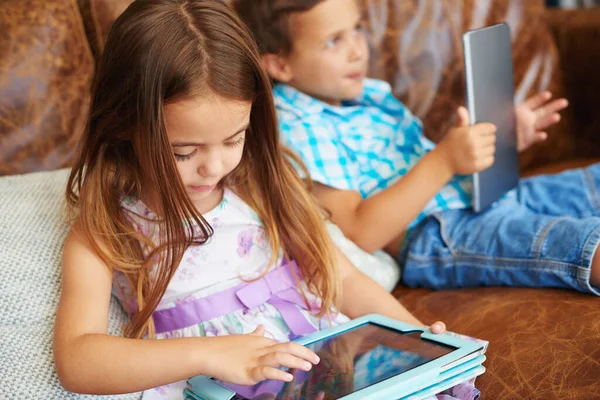 对儿童友好的应用程序 以娱乐和教育 在家里用数字平板电脑的兄弟姐妹 — 图库照片