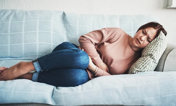Mujer Dolor Estómago Dolor Sofá Casa Con Calambres Menstruales Menstruales —  Fotos de Stock