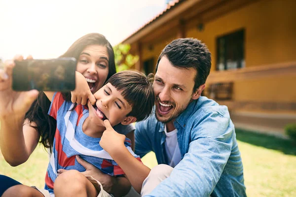 Família Feliz Sorriso Cara Boba Para Selfie Foto Engraçada Foto — Fotografia de Stock