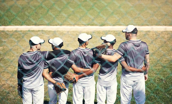 这不仅仅是棒球 在棒球赛中一群年轻人团结一致站在一起的后视镜镜头 — 图库照片
