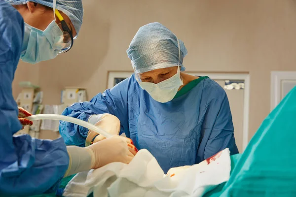 Залишатися Зосередженим Під Тиском Команда Хірургів Виконують Операцію Операційній Кімнаті — стокове фото