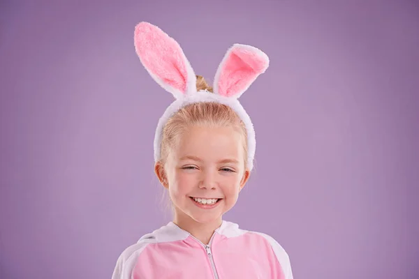 面白いウサギだ スタジオショットのかわいい女の子の服を着たウサギの衣装 — ストック写真