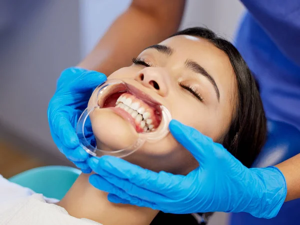 Confort Primero Una Mujer Joven Que Somete Procedimiento Dental —  Fotos de Stock