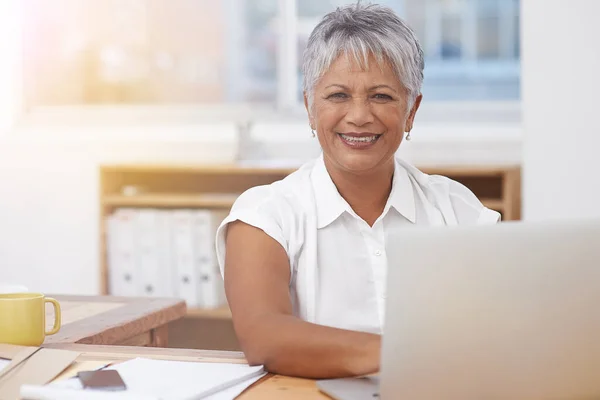 Portret Laptop Senior Vrouw Kantoor Glimlachen Voor Carrièremanagement Digitale Administratie — Stockfoto