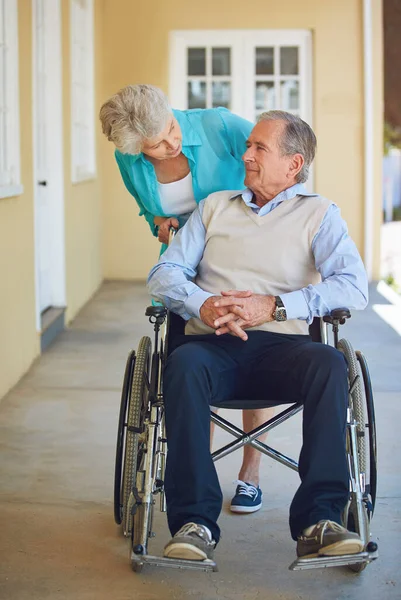 Push Old Woman Old Man Wheelchair Retirement Nursing Home Helping — Stock Photo, Image