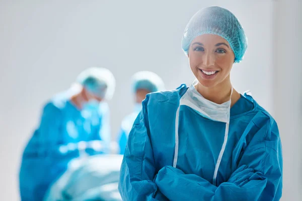 Kirurgi Operationssal Och Porträtt Kvinnlig Läkare Eller Sjuksköterska Sjukhus För — Stockfoto