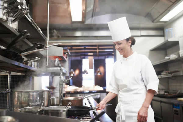 Restaurang Matlagning Och Kvinnlig Kock Köket För Lyxig Gästfrihet Eller — Stockfoto