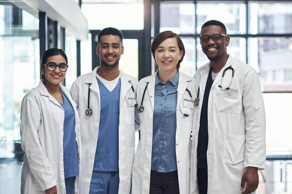 医学改变了世界 一组医生在一起工作时排成一排 — 图库照片