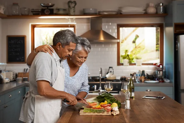 老人和妇女与蔬菜在厨房柜台 健康的食物和婚姻粘连在家里 帮助和晚餐 快乐的老年夫妇 素食准备和退休饮食 — 图库照片