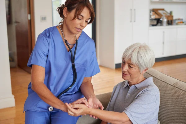 Mit Ihren Älteren Patienten Geht Ihr Richtig Gut Eine Krankenschwester — Stockfoto