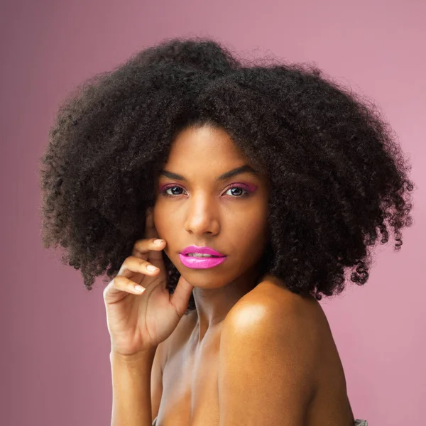 Face Cabelo Cuidado Mulher Negra Séria Com Maquiagem Estúdio Isolado — Fotografia de Stock