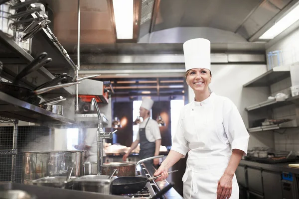 Chef Kvinna Och Nöjd Med Stekpanna Köket Catering Service Och — Stockfoto