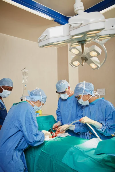 这是医疗紧急情况 在手术室里做手术的一组外科医生 — 图库照片