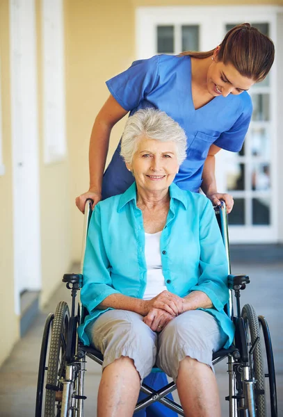 病院の診療所で高齢者を支援する車椅子の肖像画 介護者や幸せな高齢者の女性 障害のある高齢者と話す信頼 笑顔または医療看護師 — ストック写真