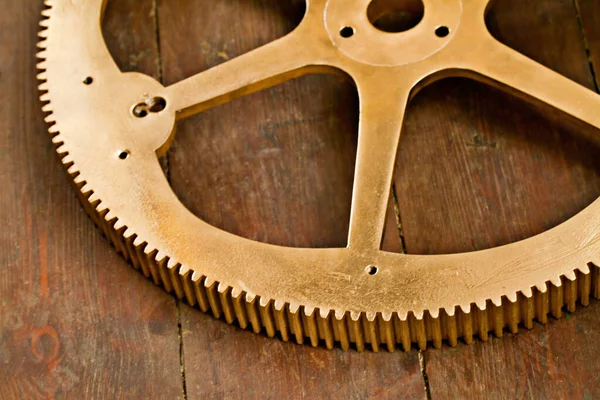 Zegar Złoto Koło Zębate Drewnianym Stole Złotymi Maszynami Przekładniami Metal — Zdjęcie stockowe