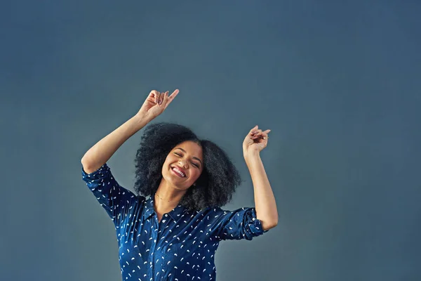 Retrato Feliz Apontando Com Uma Mulher Publicidade Estúdio Fundo Azul — Fotografia de Stock