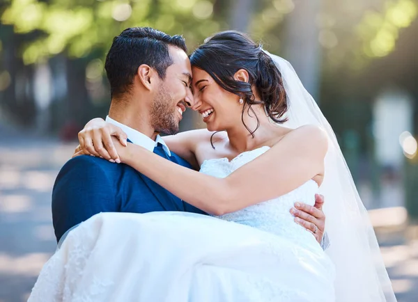 Amoroso Noivo Carregando Sua Noiva Seus Braços Natureza Feliz Casal — Fotografia de Stock