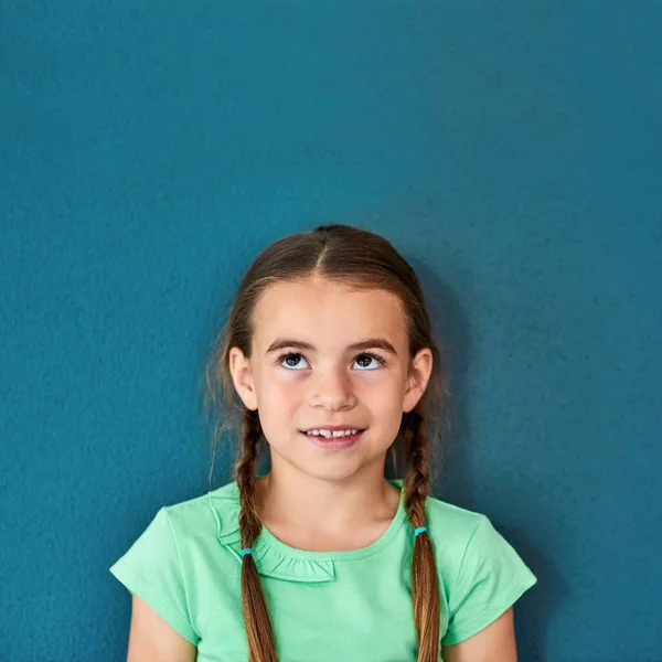 Уява Має Меж Студійний Знімок Чарівної Дівчинки Виглядає Вдумливо Синьому — стокове фото