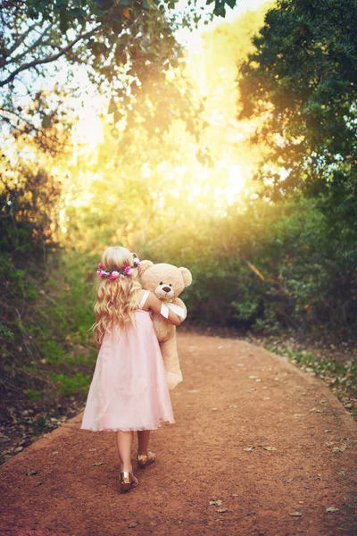 Ακολουθούμε Δικό Μας Μονοπάτι Ένα Αγνώριστο Κοριτσάκι Που Περπατάει Αρκουδάκι — Φωτογραφία Αρχείου