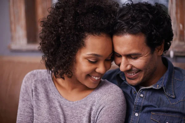 Kjærlighet Ansikt Lykkelig Par Klemmer Slapper Stua Smiler Nyter Intimt – stockfoto