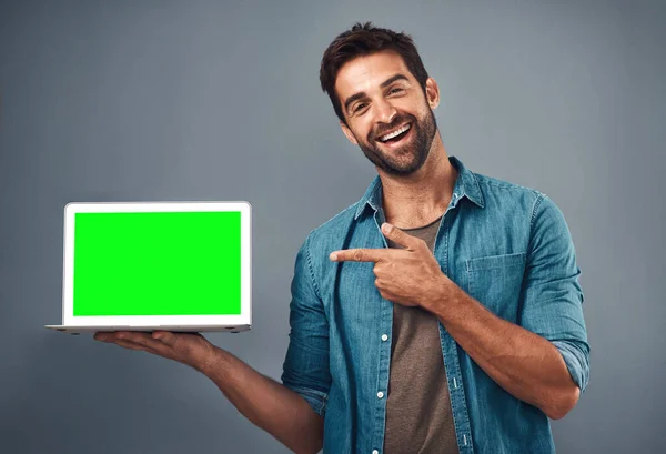 Szczęśliwy Człowiek Tablet Wskazanie Zielony Ekran Reklamy Szarym Tle Studio — Zdjęcie stockowe