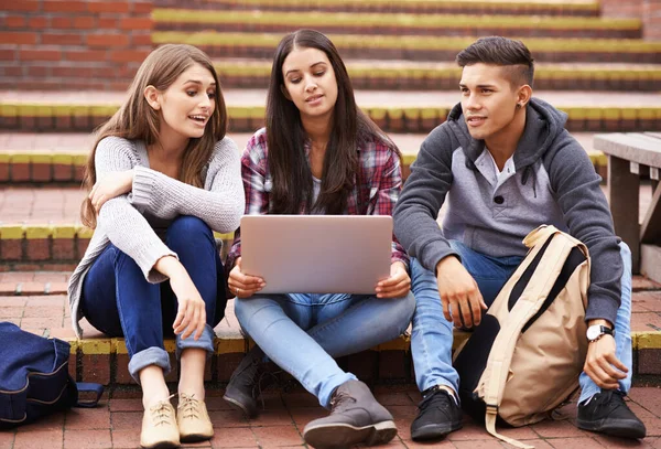 Egyetem Diákok Laptoppal Campus Lépések Online Oktatás Főiskolán Sokszínűség Eredmények — Stock Fotó