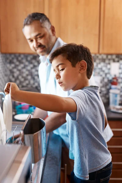 父亲和儿子洗碗 家庭和帮助发展 清洁和家务活 在厨房里的男性父母 父亲和儿子 教学技巧和成长中的结合 学习与合作 — 图库照片