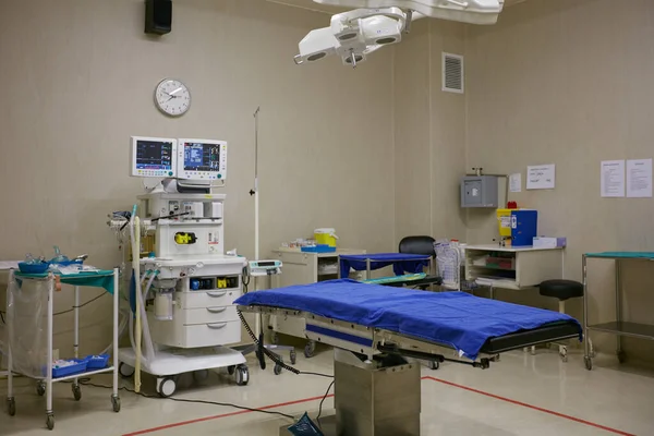 Προετοιμάστηκε Για Χειρουργική Επέμβαση Εξοπλισμός Παρακολούθησης Και Κρεβάτι Άδειο Θάλαμο — Φωτογραφία Αρχείου