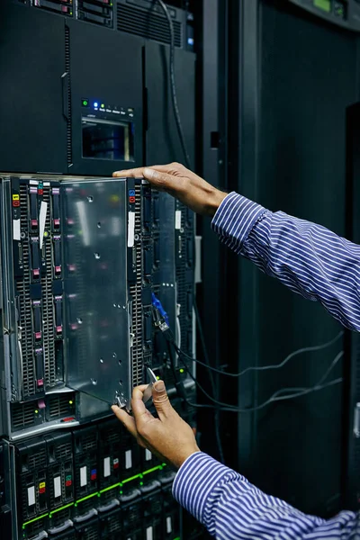 Серверная Оборудование Руки Техника Исправляющего Онлайн Глюк Кибербезопасности Машину Серверную — стоковое фото