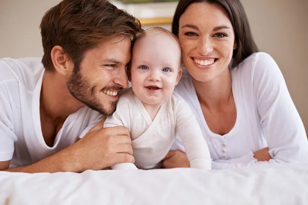 Retrato Família Feliz Pais Com Bebê Cama Por Amor Cuidado — Fotografia de Stock