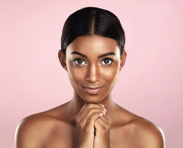 Retrato Facial Cuidados Com Pele Mulher Estúdio Isolado Fundo Rosa — Fotografia de Stock