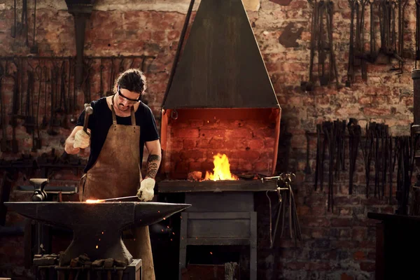 Blacksmith Forge Man Metal Workshop Manual Working Hot Steel Hammer — Stock Photo, Image