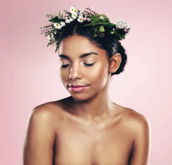 Vrouw Bloemen Kroon Voor Schoonheid Studio Roze Achtergrond Natuurlijke Huidverzorging — Stockfoto