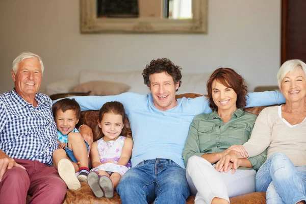 一緒にいた時が一番幸せだった 幸せな多世代の家族がソファに座って — ストック写真