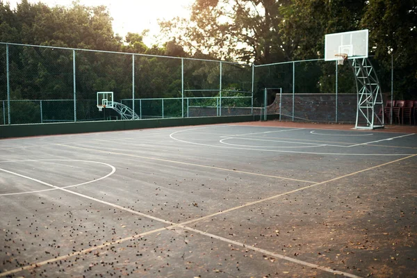 Kezdődjön Játék Egy Üres Kosárlabda Pálya Egy Meccs Után Nap — Stock Fotó