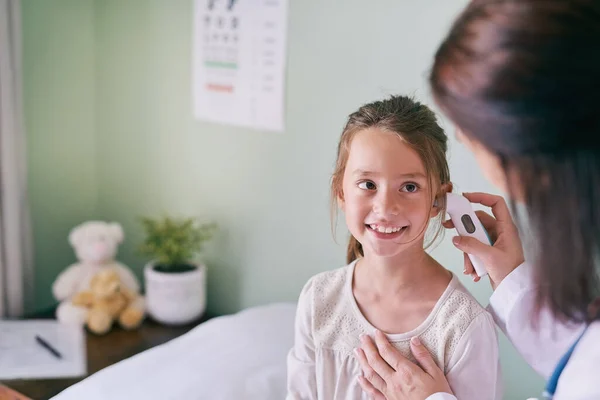 Opieka Zdrowotna Dzieci Dziewczyna Pediatry Badanie Słuchu Wizytę Lub Kontrolę — Zdjęcie stockowe