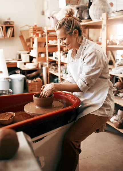 Використовую Свій Художній Талант Щоб Створити Всі Види Глиняного Посуду — стокове фото