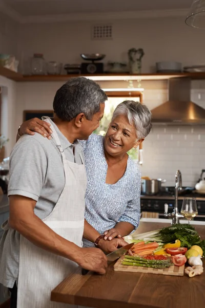 蔬菜和老人与女人在厨房 拥抱和健康的婚姻结合在家里吃饭 帮助和烹调 年长的夫妇带着微笑 拥抱和快乐的退休生活 — 图库照片
