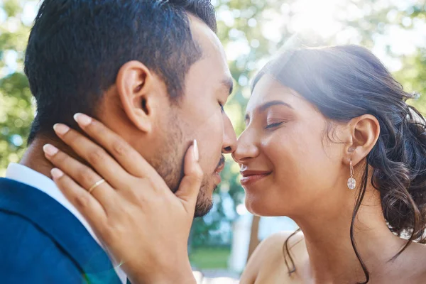 Close Noiva Jovem Noivo Desfrutando Momentos Românticos Fora Casal Recém — Fotografia de Stock