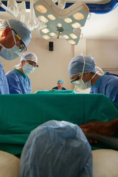 Mergând Sub Cuţit Echipă Chirurgi Care Efectuează Intervenție Chirurgicală Într — Fotografie, imagine de stoc