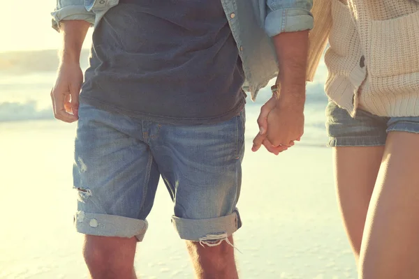 絶対に手放さない 誰も気づかないカップルがビーチを歩いていて — ストック写真