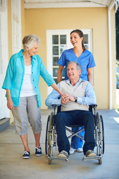 Esposa Cuidador Rindo Homem Velho Cadeira Rodas Clínica Hospitalar Ajudando — Fotografia de Stock
