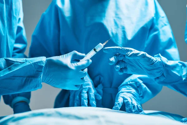 Cirurgia Centro Cirúrgico Mãos Médico Com Agulha Para Cuidados Saúde — Fotografia de Stock