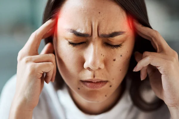 紧张的头疼感觉就像额头上的疼痛带 一个有红晕的头痛的年轻女人 — 图库照片