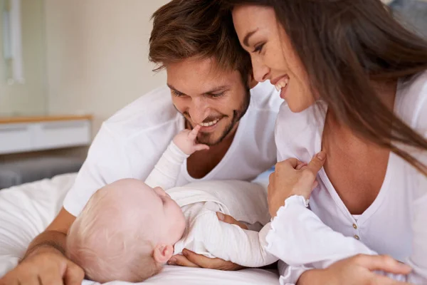 Gelukkige Vader Moeder Baby Bed Voor Liefde Zorg Kwaliteitstijd Samen — Stockfoto