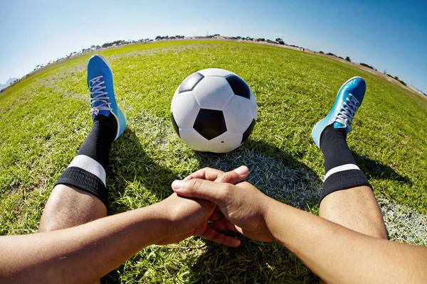 Deporte Pov Zapatos Hombre Con Pelota Fútbol Aire Libre Relajarse — Foto de Stock